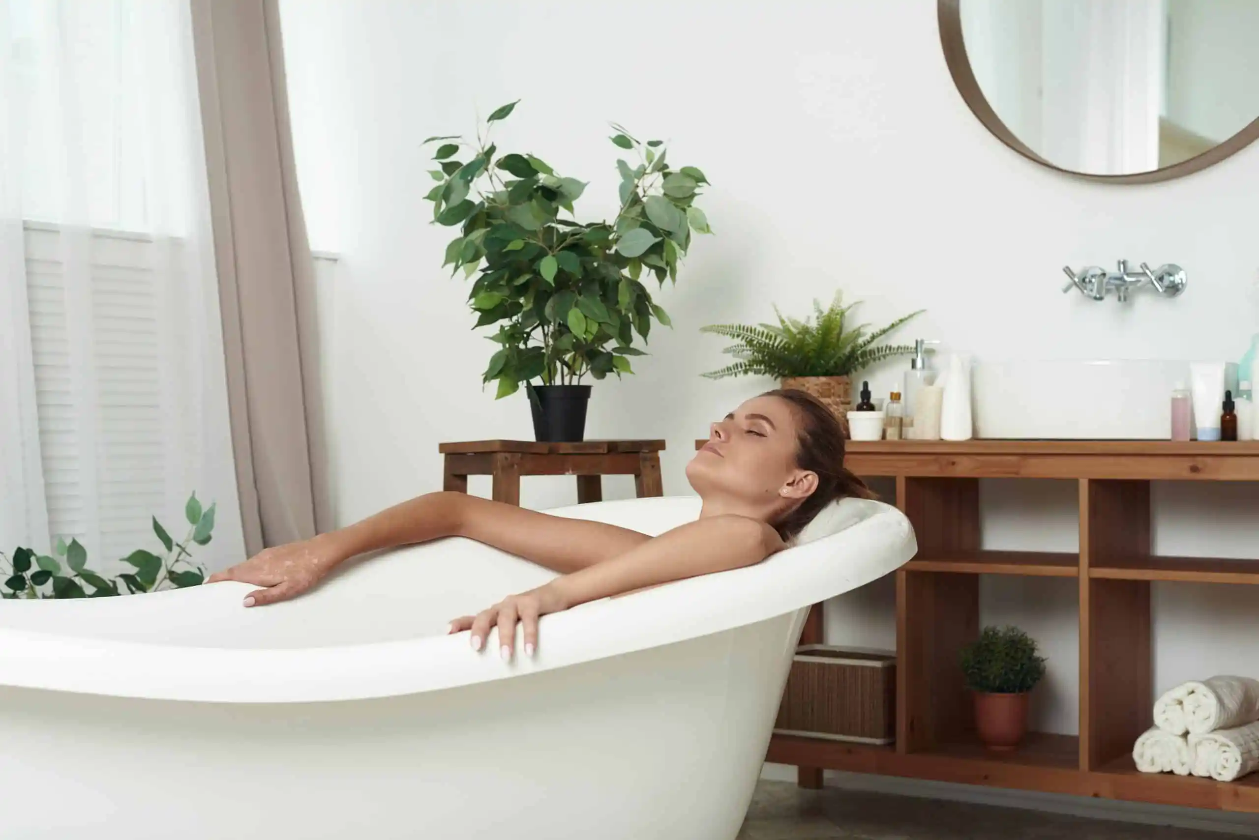 A-pretty-brunette-lies-in-the-bath-and-relaxes.-The-concept-of-skin-care-and-relaxation-1302436736_5000x3338-scaled